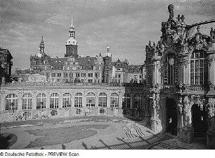 Dresden. Zwinger, Blick von der südlichen Langgalerie gegen das Residenzschloß