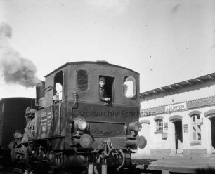 Bahnhof Lütjensee: Lokomotive der Südstormarnschen Kreisbahn vor dem Bahnhofsgebäude