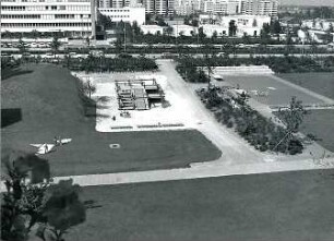 Hansjakob, Gottfried; München - Neuperlach Nord, Nord-Ost; Wohnanlage mit Ladenzentrum an der Quiddestraße - Außenanlage (Aufsicht), Spielplatz und -wiese