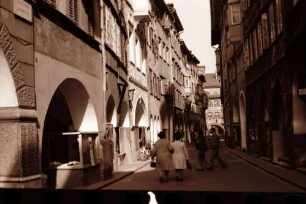 Bozen, Bolzano: Langgasse mit Blick zum Rosengarten