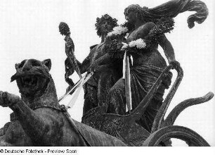 Pantherquadriga : Opernhaus. Pantherquadriga von Johannes Schilling mit Dionysos und Ariadne, Ariadne mit Blumenkranz anläßlich des Richtfestes am 25.09.1981