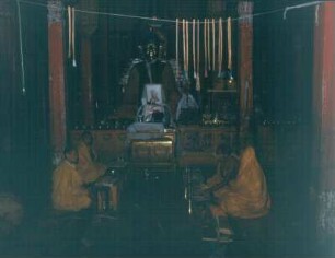 Indien, Ladakh. Mönche mit Musikinstrumenten in einem Kloster
