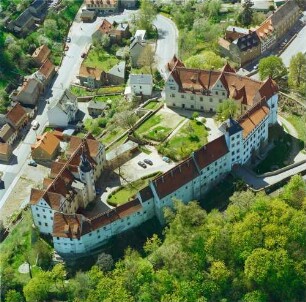 Nossen. Schloß (erste Erwähnung 1180). Luftbild-Schrägaufnahme von Nordosten