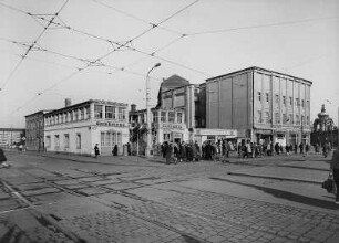 Postplatz : Postplatz, Blick auf die Westseite mit Gambrinus-Gaststätten und rechts dem ehemaligen Hotel Weber. Beide Gebäude 1968 abgebrochen