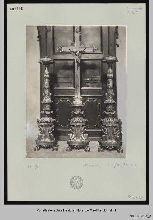 Altarkreuz und zwei Altarleuchter
