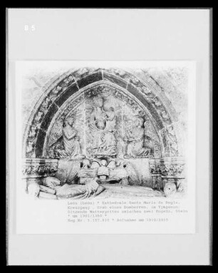 Grabmal eines Domherrn mit Madonnenfigur zwischen zwei Heiligen