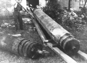 Königswartha. Ehem. Hammermühle, Einbau einer Welle, um 1955, Repro