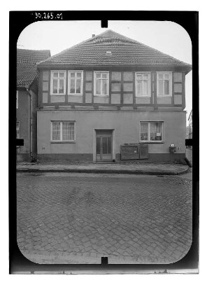 Putlitz, Ernst-Thälmann-Straße 43. Wohnhaus (E. 18. Jh.). Straßenfront