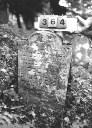 Grabstein 364 (Index: 99799700) Material: Sandstein Zustand: stark verwittert, abgeblättert Maße HxBxT: 81x47x8 cm Beschreibung: Stele, eingezogener Korbbogenabschluß, Schriftfeld eingetieft: Grabstein 364