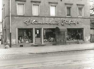Dresden-Naußlitz. Wohnhaus mit Laden (Blumenhaus Zukunft), Kesselsdorfer Straße 51. Ladenfront u. Fenster (1.OG)