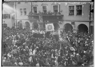 Fasnacht Sigmaringen 1934; Bräuteln vor dem Rathaus