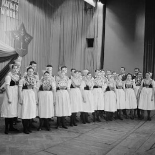 VI. Bundeskongress der Domowina in Hoyerswerda : Zjednoćeny wučerski chór na VI. zwjazkowym kongresu Domowiny we Wojerecach 26.-27.3.1965 : Hoyerswerda / Wojerecy