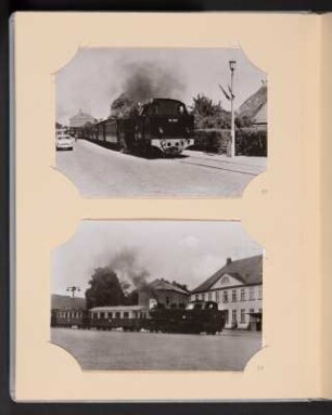 Albumseite mit zwei Postkarten von Lokomotiven : Sammelalbum mit Fotografien (Postkarten) von Dampflokomotiven. Kunstledereinband; 27,5 x 21,8 x 2 cm (um 1970). Dresden: SLUB/DF 2009.C.30