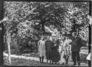 Füssen, Gruppe von 5 Leuten zwischen Bäumen