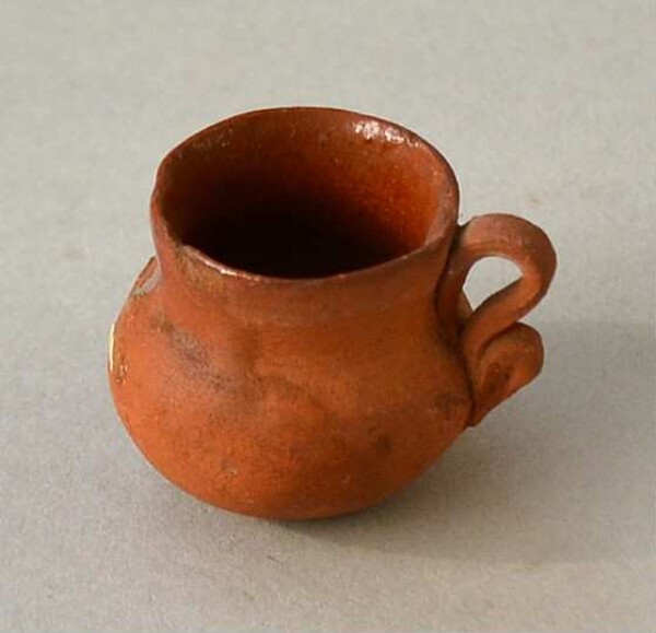 Clay pot with handle