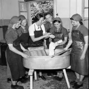 Arbeitsmaiden des Reichsarbeitsdienstes erhalten Unterricht im Wäschewaschen