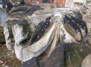 Fragment einer Zeughaus-Bauplastik: Gewand eines Kriegers aus der ......-Gruppe (Dachbalustrade, .....seite) ???