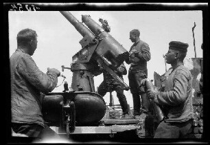 Zwischen Comines (=Comines-Warneton, Belgien) und Messines (=Mesen, Belgien): Soldaten an einer "Feuerstellung der Flakbatterie Bragard (Flak auf Kraftwagen)" beim Beladen (Nahaufnahme)