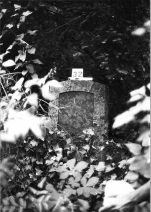 Grabstein 32 (Index: 99804433) Material: ?? mit Platte Zustand: ohne Inschrift Maße HxBxT: 123x57x22 cm Beschreibung: Stele, Segmentbogen, Schrifttafel mit Segmentbogen: Grabstein 32
