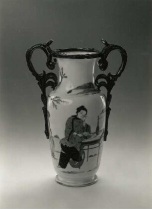 Montierte Vase (China (Porzellan), Europa (Bronzemontierung); E. 19. Jh.; Porzellan, Bronzemontierung; Aufglasurmalerei; Höhe 32 cm; Staatliche Kunstsammlungen Dresden (SKD)