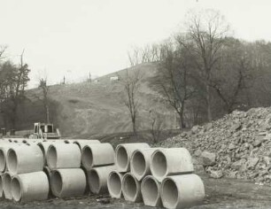 Neubau eines Zubringers zur Richtungsfahrbahn nach Berlin an der Autobahnanschlußstelle Dresden-Nord. Baustelle mit Betonrohrsegmenten für Kanalisation : Dresden-Heller. Neubau eines Zubringers zur Richtungsfahrbahn nach Berlin an der Autobahnanschlußstelle Dresden-Nord. Baustelle mit Betonrohrsegmenten für Kanalisation