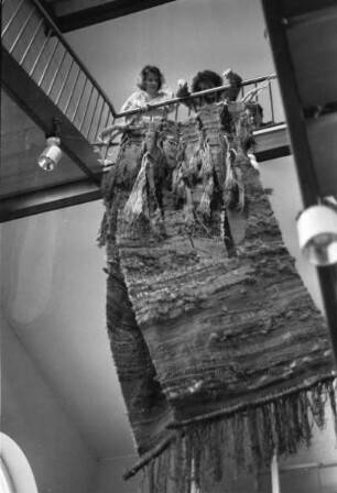 Rathaus: Ausstellungsaufbau im Treppenhaus mit Objekten von Edith Schaar: Webobjekt der Künstlerin wird aufgehangen