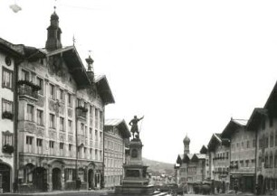 Bad Tölz, Marktstraße : Bad Tölz. Marktstraße. Blick zum Denkmal für den Landsknechtführer Kaspar von Winzerer vor dem Neuen Rathaus
