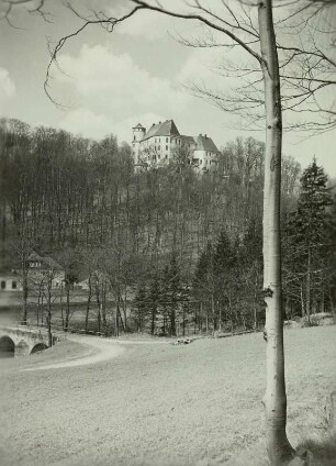 Altenberg-Bärenstein, Müglitztal : Altenberg-Bärenstein (Erzgebirge) südlich Glashütte. Schloß Bärenstein. Ansicht von Südosten aus dem Müglitztal