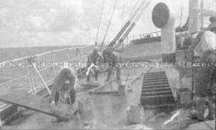 Heimfahrt vom Internierungslager auf Angel Island auf dem italienischen Dampfer "Fella", Säuberung des Decks
