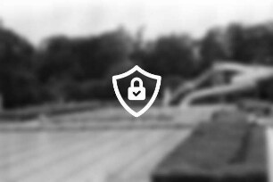 Freibad: Am Volkspark: Blick über Schwimmbecken [Name maskiert] auf Wasserrutsche: 15. [Name maskiert]