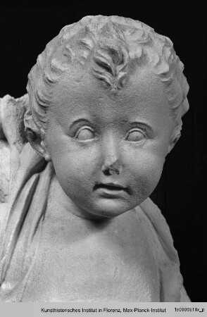 Fackel und Familienwappen tragender Putto