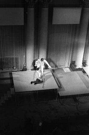 Szenenbilder aus "Leonce und Lena", Kammeroper von Kurt Schwaen nach dem Lustspiel von Georg Büchner. Staatsoper Berlin im Apollo-Saal, Uraufführung 15.10.1961