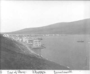 Akureyri (Island). Ortsansicht. Blick vom Hang (von Süden) auf die innere Bucht des Eyjafjordes