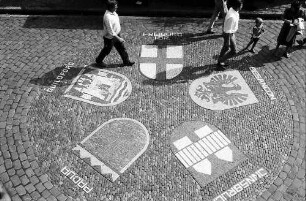 Freiburg i. Br.: Partnerschaftswappen vor dem Rathaus