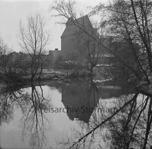Trave: Ufer mit Bäumen: hinten Silo der Weizenmühle und Firmengebäude der Johannes Ströh Mühlenwerke: hinten links Häuser am Pferdemarkt