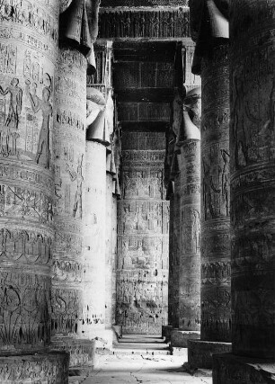 Dendara. Hathortempel (310ante/30ante). Hathorsäulen in der Vorhalle