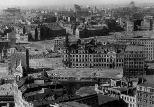 Hamburg-Altstadt. Blick vom Turm der Hauptkirche St. Nikolai auf das 1943 zerstörte Stadthaus am Bleichenfleet