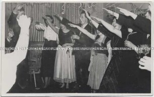 Gäste einer Silvesterfeier ? beim Hitlergruß