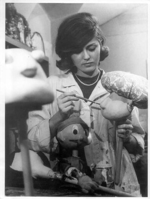 Prag. Lehrstuhl für Alternatives Theater und Puppentheater. Anstreichen von geschnitzten Puppenköpfen