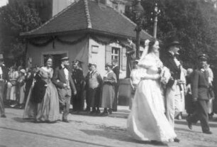 Abb. 36: Döbeln. Historischer Festumzug, Festgruppe mit Brautpaar : Fotoalbum zum 3. Heimatfest der Stadt Döbeln vom 8. bis 10. Juni 1935. Mit Stadtmotiven und historischem Festumzug