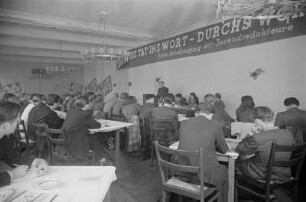 1. Arbeitstagung der Jugendredakteure "Die Tat ins Wort - durchs Wort zur Tat" im Haus der Jugend : Blick auf die Jungredakteure während einer Rede von Albert Norden