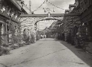 Roßwein, Nossener Straße, ehemals Berggasse, ephemerer Nachbau des Bergtores zum Schulfest