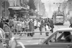 Einkaufsbetrieb in der Kaiserstraße am zweiten verkaufsoffenen Samstag im Advent