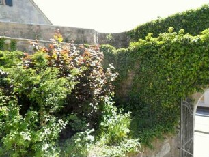 Kirchhofmauer im Südwesten mit Südwest-Schalenturm und erhaltener Basis der Steinbrüstung (Oberteil mit Schießscharten abgetragen)