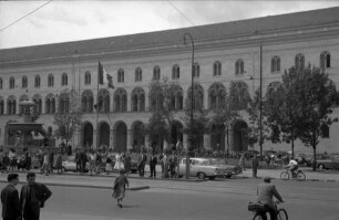 München: Universität, von der gegenüberliegenden Straßenseite