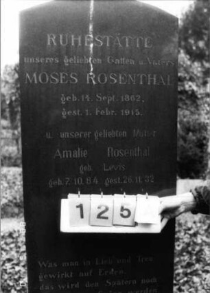Grabstein 125 (Index: 100093817) Maße HxBxT: 164x91x24 cm Symbolik: Fries Besonderheit: Doppelgrab für Eheleute: Grabstein 125A