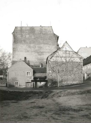 Radeberg, Dr.-Wilhelm-Külz-Straße 4. Wohnhaus mit Hofgebäuden (1801/1815). Seitenfront mit Brandmauer