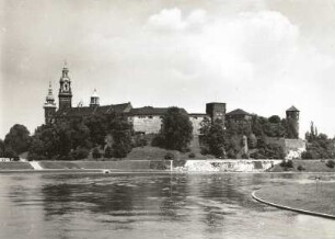 Krakow, Polen. Der Wawal über der Weichsel. Gesamtansicht von der Debnicki-Brücke nach Osten