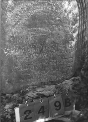 Grabstein 249 (Index: 99786858) Zustand: nur oberer Teil erhalten: abgebrochen und zementiert, Inschrift stark verwittert Maße HxBxT: 116x61x17 cm: Grabstein 249B