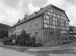 Klingenthal-Zwota, Braugasse 1 a. Wohnhaus (1837) mit Laden. Eckansicht
